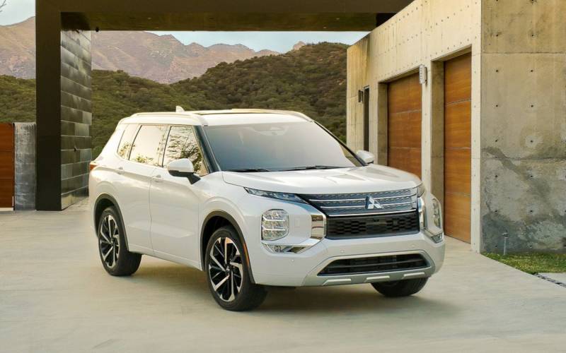 Comparison Mitsubishi Outlander SEL 2022 vs Hyundai Kona SEL Plus